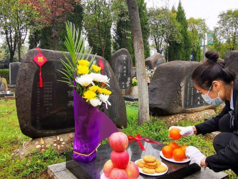 【太原公墓】墓地骨灰下葬时，随葬品的选择有哪些讲究和寓意？